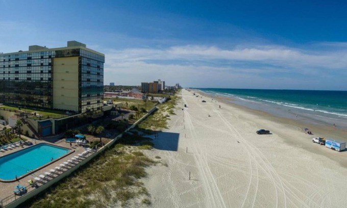 Schulte Park Condo | Cozy 1-bedroom condo with kitchenette, pool & tiki bar in Daytona Beach