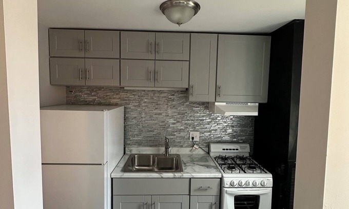 McKnight Condo | Cozy 1-Bedroom condo Fully Furnished with WiFi and AC in beautiful Pittsburgh