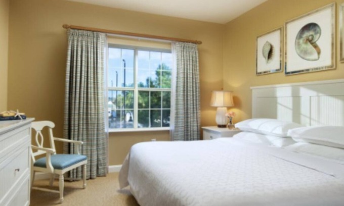 Myrtle Beach Resort | Cozy 1-bedroom resort in soothing Myrtle Beach with fitness room, WiFi, pools.