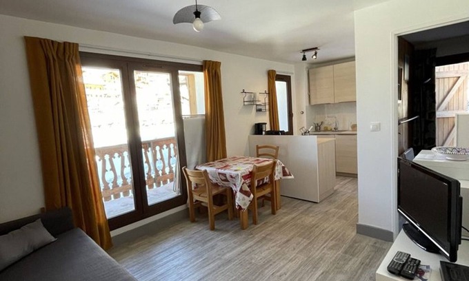 Jeux Apartment | Cozy 1-BR Apartment for 4 in Heart of Alpe d'Huez, Ski-In/Ski-Out, Balcony, Ski Locker