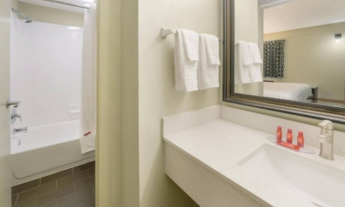 Columbus Hotel | Cozy 1 - room hotel in charming Columbus and Ft. Moore with AC, WiFi
