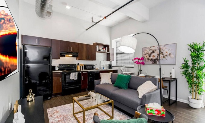 Downtown Kansas City Apartment | Cozy 1BR Parking, Rooftop Near Arrowhd & TMobile