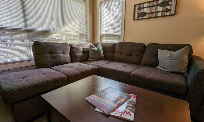 Whistler Creekside House | Cozy 1BR Walk to Gondola, Sleep 4, Free Parking
