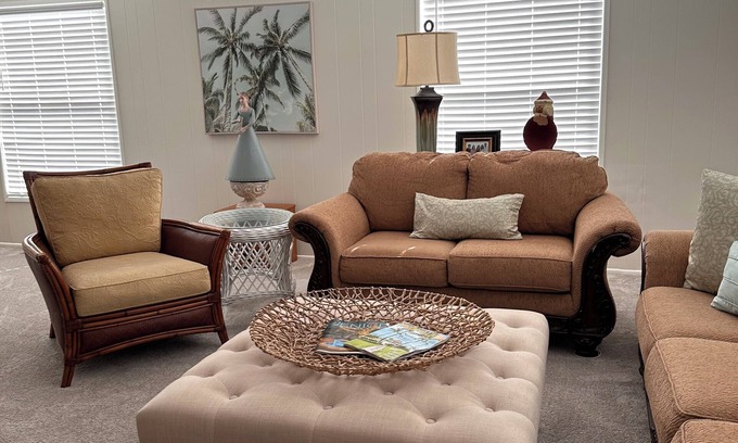 Venice House | Cozy 2-bdr mobile home Venice screened lanai Renters need approval by Bay Indies