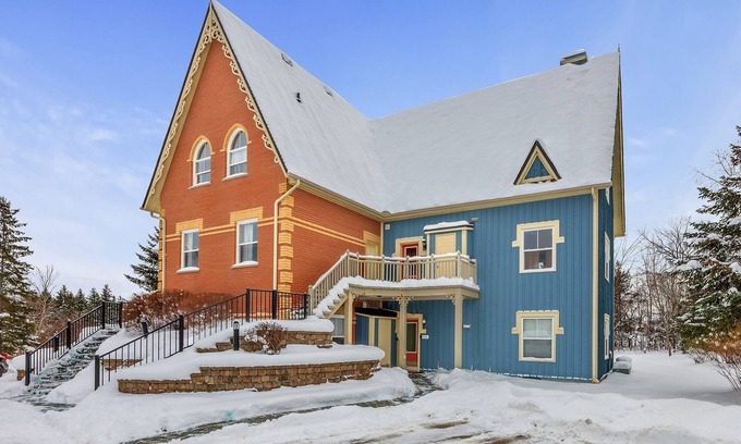 The Blue Mountains Ski Chalet | Cozy 2 bedroom condo Sleep 6, Free Wifi , Main Level access !