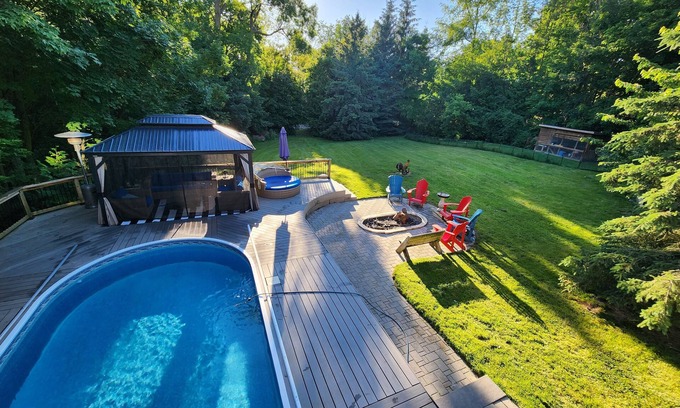 Whitchurch-Stouffville Apartment | Cozy 2 bedroom basement with pool, jacuzzi, gym & sauna. Come see the chickens