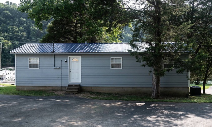 Albany Cabin | Cozy 2-bedroom cabin/w Slip on Dale Hollow Lake in Albany, KY