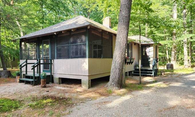 Stow Cottage | Cozy 2-bedroom Lakeside Cottage in Stow with WiFi
