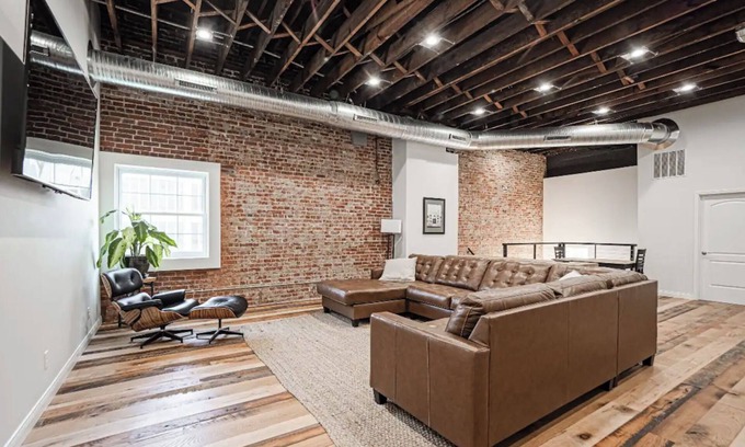Evansville Apartment | Cozy 2-bedroom Luxury apartment # 22 in awesome Evansville overlooking Downtown