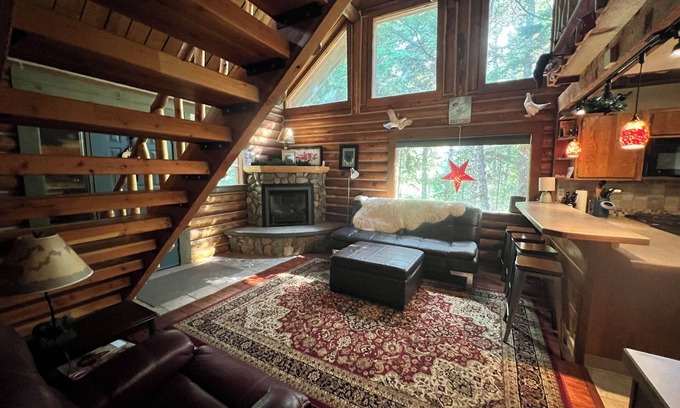 Alyeska Cabin | Cozy 2-bedroom ski cabin -sleeps 10!