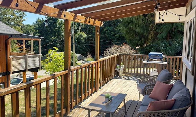 Granthams Landing House | Cozy 2 BR private house - 1 minute drive to the beach and lower Gibsons!