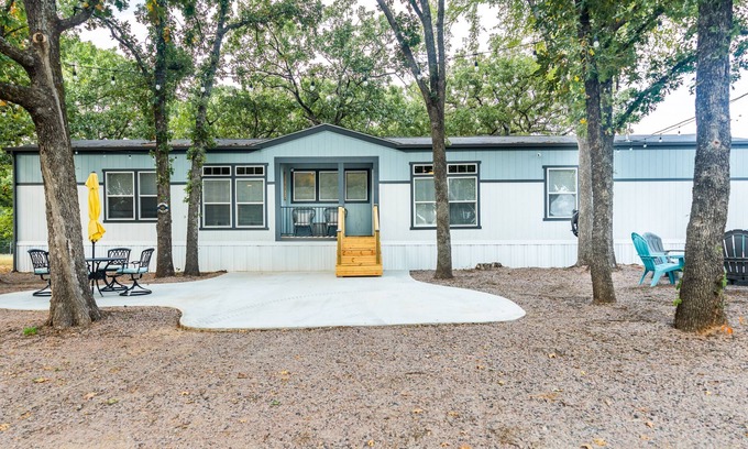 Kingston Cabin | Cozy 2021 Lake Texoma Cabin Close To Everything!