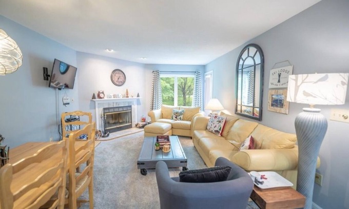 West Dover Condo | Cozy 2BR Condo Walking Distance to Mount Snow
