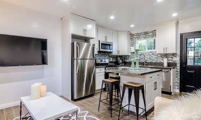 Pico - Robertson House | Cozy 2BR Guesthouse, Prime W. LA Location!