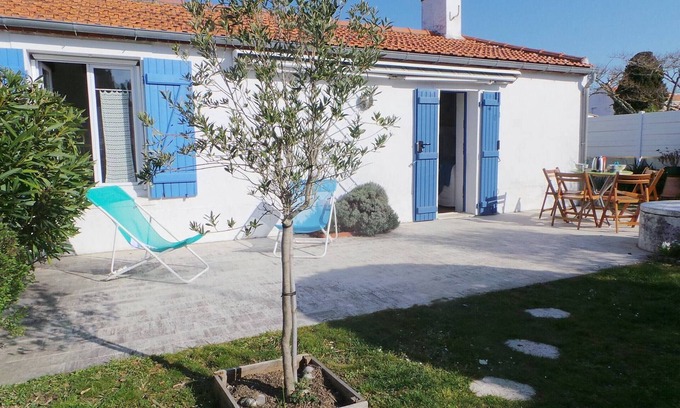 L'Epine House | Cozy 2BR Home Near Beach with Garden, Terrace, and BBQ - Sleeps 4