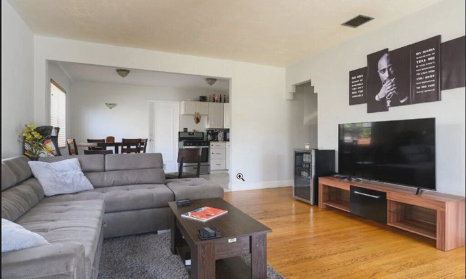 Royal Poinciana House | Cozy 2BR House (DTWN HLWD) - Fun Time