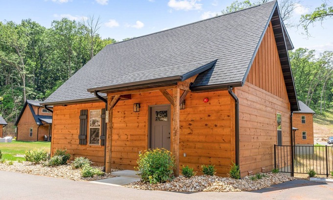 Branson Cabin | Cozy 2BR Tall Timbers Cabin Free Tickets, Resort Pools, Fishing Pond & Discount Golf