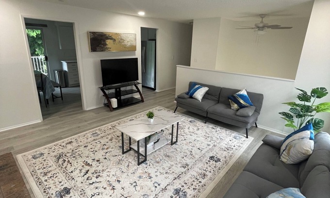 Covington House | Cozy 3-bedroom 2.5 bath house in Kent near hospital and shopping centers