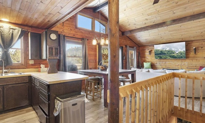 Worley Cabin | Cozy 3-bedroom cabin in fabulous Worley with AC, WiFi, and a game room.