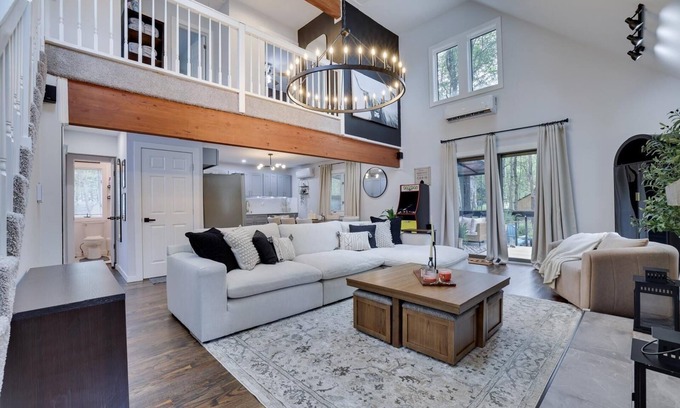 Tobyhanna Ski Chalet | Cozy 3-bedroom chalet with WiFi and AC in delightful Tobyhanna.