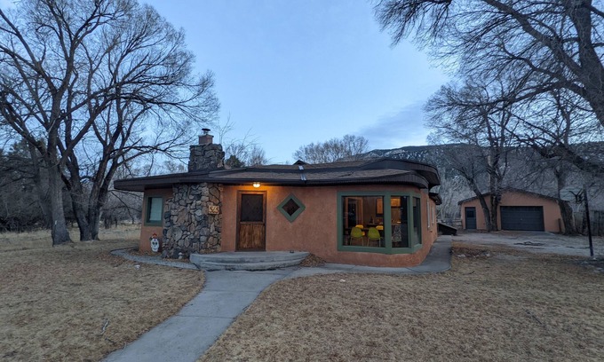 Salida House | Cozy 3 bedroom house- 20 min to Monarch mountain! - Special for NOV and DEC!