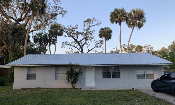 Okeechobee House | Cozy 3 bedroom home- 5 minutes from Lake Okeechobee