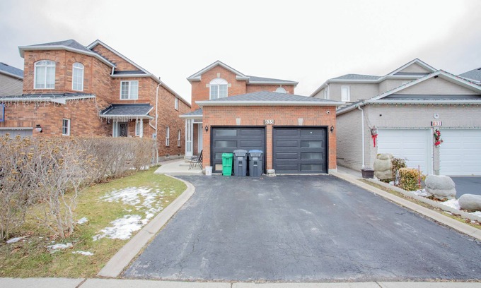 East Credit House | Cozy 3-bedroom luxurious house in the central mississauga around heartland & Sq1