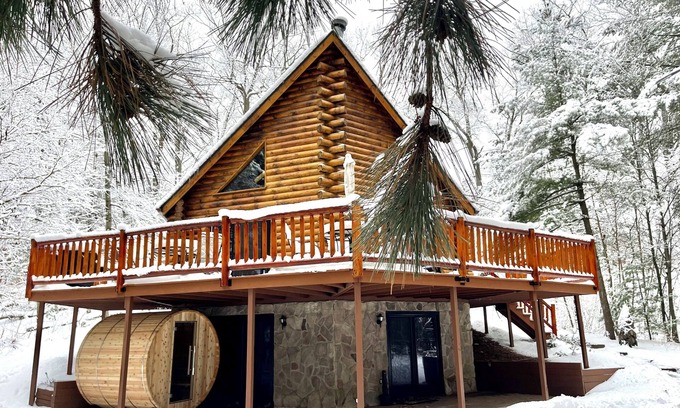 Wisconsin Dells Cabin | Cozy 3bd, 2ba +loft floor + sauna for family and friends