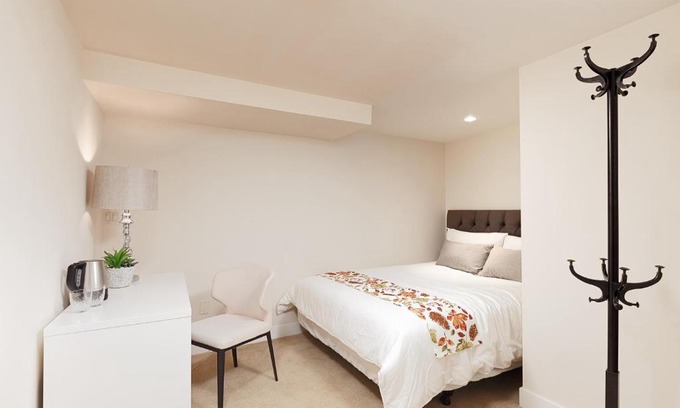Riley Park-Little Mountain House | Cozy 3BDR Suite near Queen Elizabeth Park