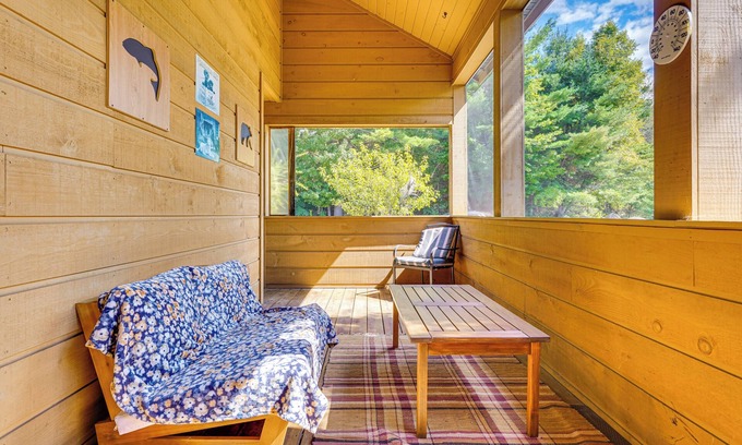 Chestertown Cabin | Cozy 3BR 3.5BA Lodge w/Lake & Beach Access, Screened in Patio, Grill, Sunroom