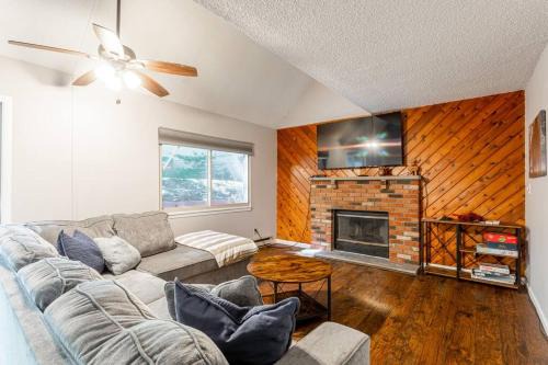 East Stroudsburg House | Cozy 3Br Fire Pit Hammock 2 Minutes to Beach