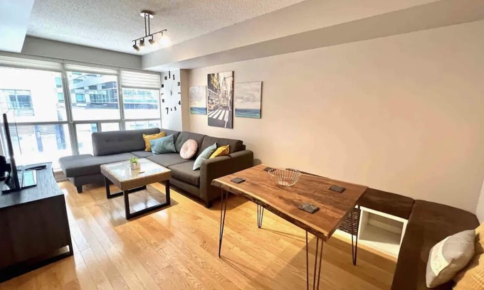 Fashion District Apartment | Cozy 3BR Style w Rooftop/BBQ/Gym - CN Tower/Jays