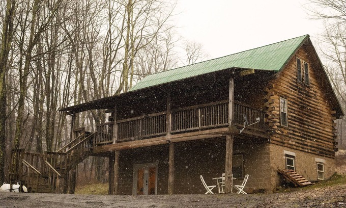 Mace Cabin | Cozy 4 Bedroom Log Cabin Getaway near Snowshoe, West Virginia With Hot Tub
