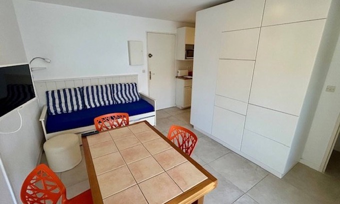 Pontaillac Apartment | Cozy 4-Person Apartment Near Beach & Shops, Balcony, Private Parking