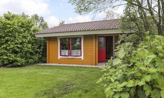 Gramsbergen House | Cozy 4-person bungalow with veranda and central location at park ’t Hooge Holt, near the pool, playground and charming Gramsbergen.