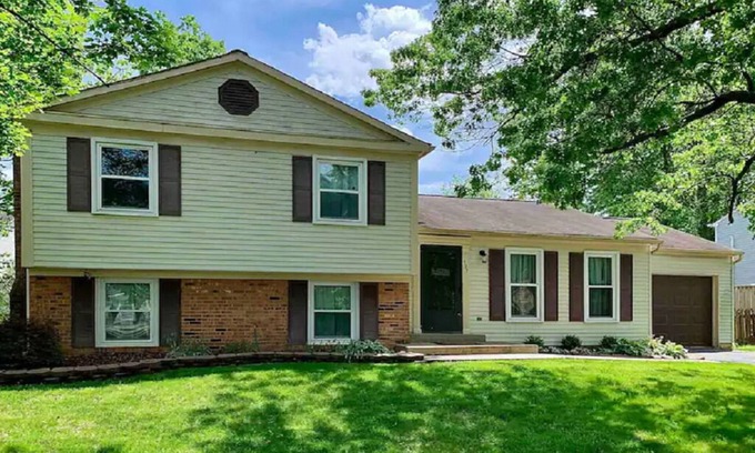 Herndon House | Cozy 4B/3B Home Near DC and Dulles Airport
