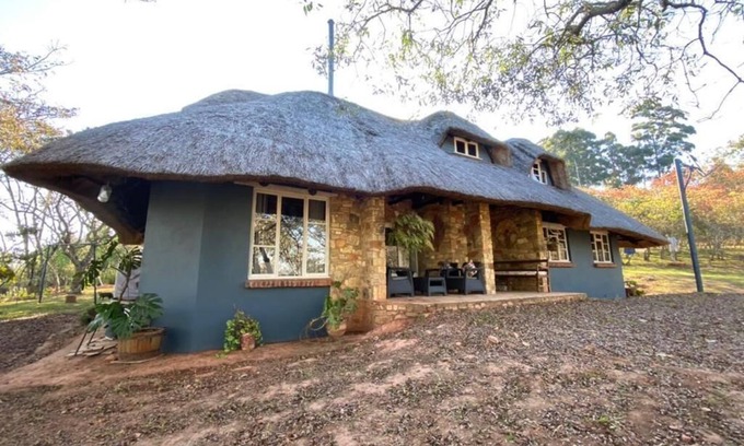 Chimanimani Cottage | Cozy 4Bedroom Cottage with Rustic-Modern Twist, Fireplace, 2.5km nr Bridal falls