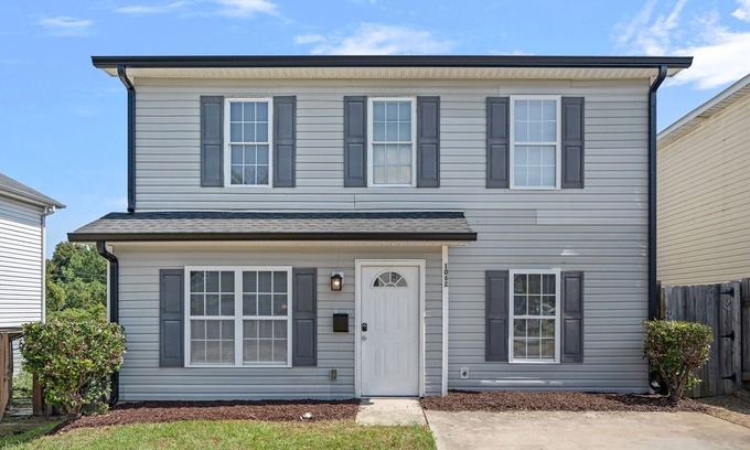 Charlotte House | Cozy 4BR Home Near Uptown -King Bed- Jacuzzi