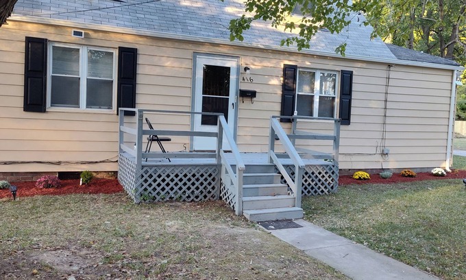 Norfolk House | Cozy 5-bdrm hm, Loaded Kitchen, w/Patio nDeck & Grill, WiFi in pleasant Norfolk