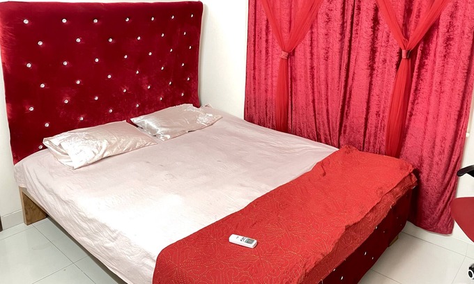 Dhaka Apartment | Cozy AC En-suite Bedroom in Dhanmondi Lakeside