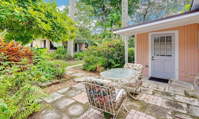 Riverside Park Cottage | Cozy and Comforting Dog Friendly Coach House Close to Beach by RedAwning