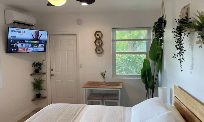 Northeast Miami Apartment | COZY AND RELAXING MINI STUDIO IN CENTRAL MIAMI!