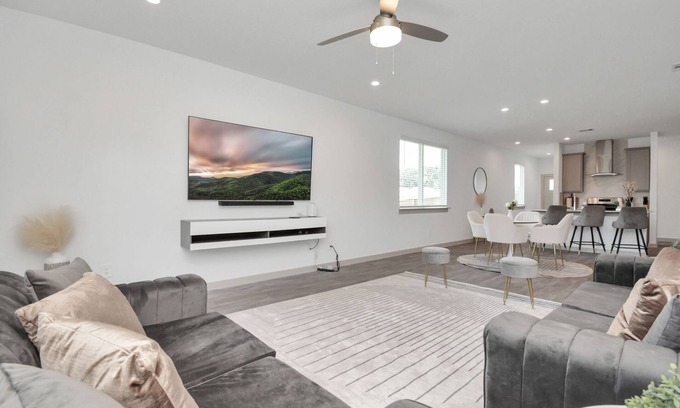 Southeast Houston House | Cozy and Spacious 4-bedroom retreat near Medical Center and Downtown Houston.