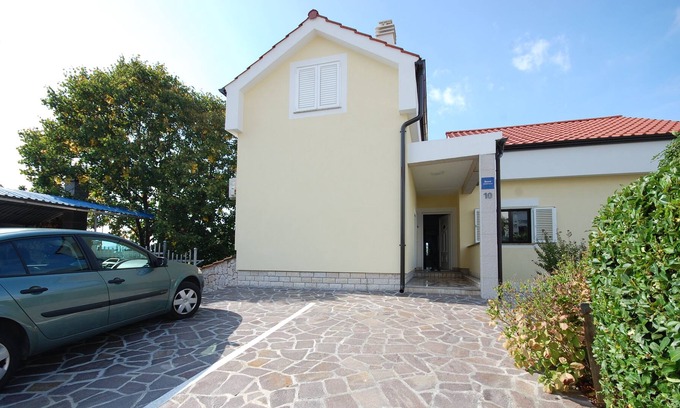 Njivice Apartment | Cozy Ap. DIVNA for 8-10 persons
