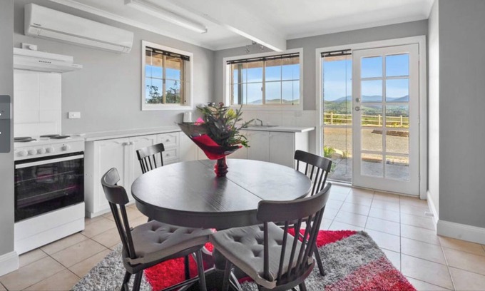 Richmond Apartment | Cozy Apartment 15 min From the Airport and Right Next to Richmond Town