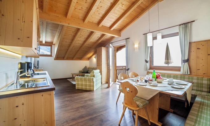 Schenna Apartment | Cozy apartment 'Gassbauerhof Ober' with Balcony, Mountains Views & Wi-Fi