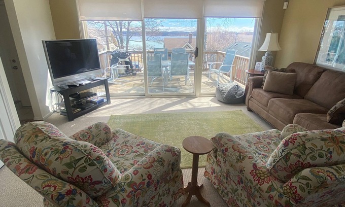 Suttons Bay Apartment | Cozy apartment in downtown Suttons Bay. Short walk to beach.