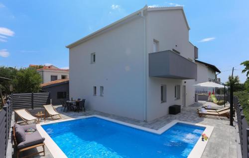 Kastel Kambelovac Apartment | Cozy Apartment In Kastel Kambelovac