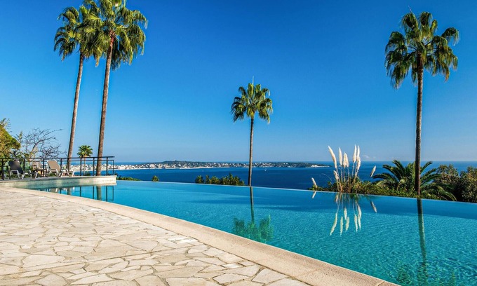 Golfe Juan Apartment | Cozy apartment in Vallauris with WiFi