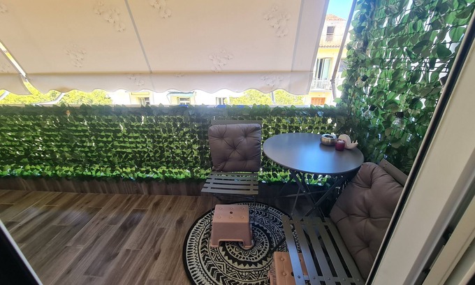 Neos Kosmos Apartment | Cozy apartment next to tram and metro station, 1500 meters from Acropolis